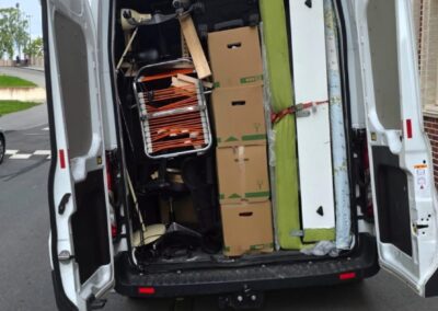 Załadowany bus podczas przeprowadzki